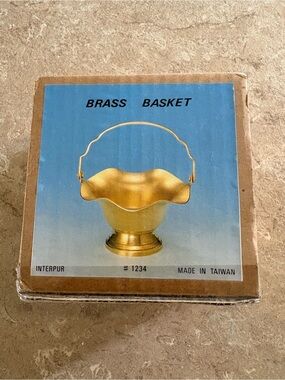 Vintage INTERPUR brass basket w/scalloped rim & pedestal base has handle. NIB